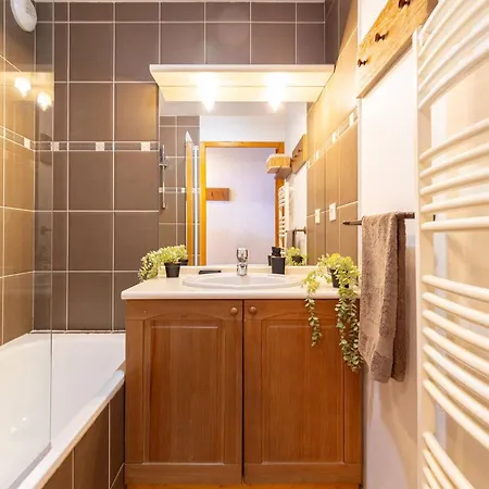 T2 Cabine, 4 Couchages Avec Piscine Chauffée Et Parking En Bord De Pistes - Fr-1-296-527 * Cadeilhan-Trachere